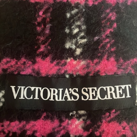 💕 Victoria’s Secret 💕 plaid scarf - Picture 2 of 3